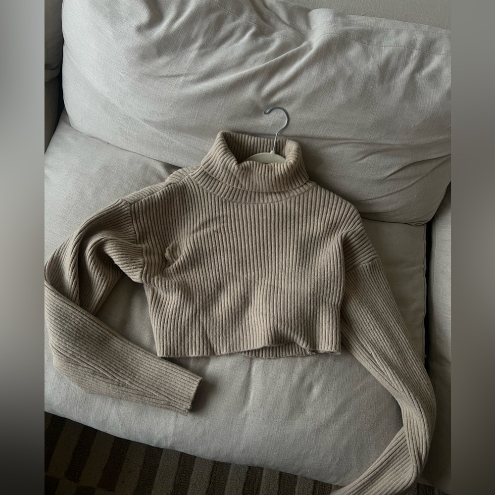 Beige ribbed knit cropped sweater
